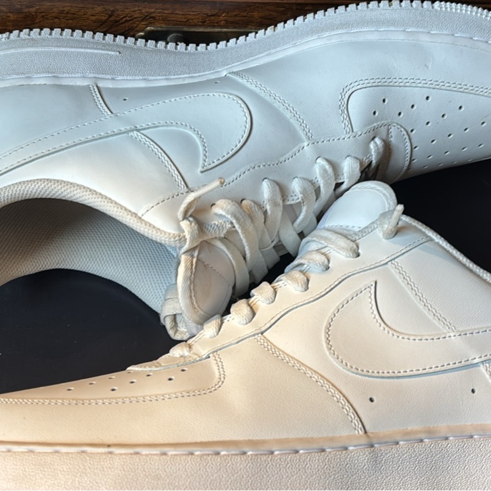Nike Men's Cream Sneakers